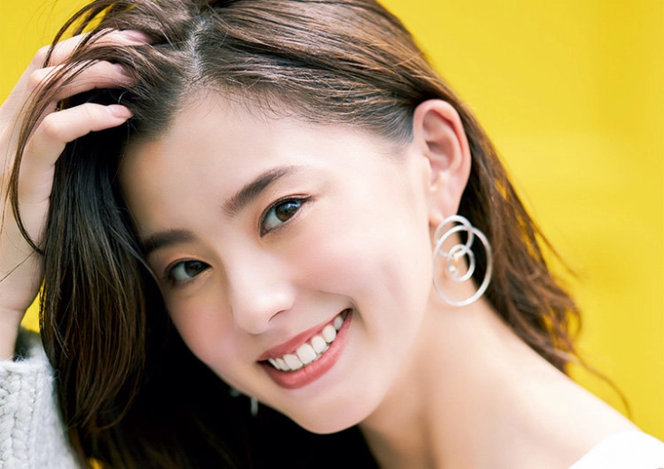朝比奈彩　収入源