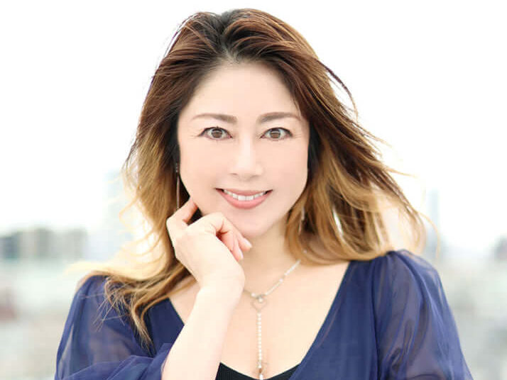 岡元あつこ 収入源